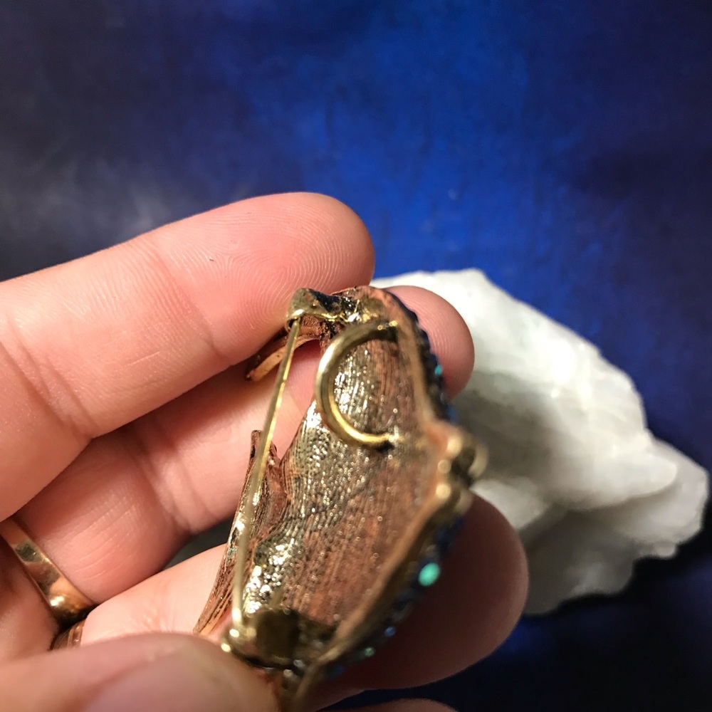 Gorgeous gold tone bumblebee with flowers brooch - Picture 3 of 5